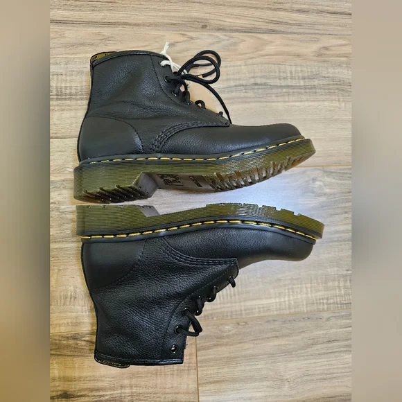 Dr. Martens 101 VIRGINIA LEATHER ANKLE BOOTS, size US 8 - Picture 8 of 11